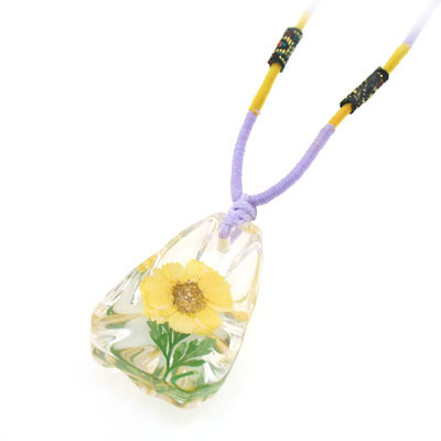 天然花草鑲嵌飾品/透明冰塊女士琥珀項(xiàng)鏈